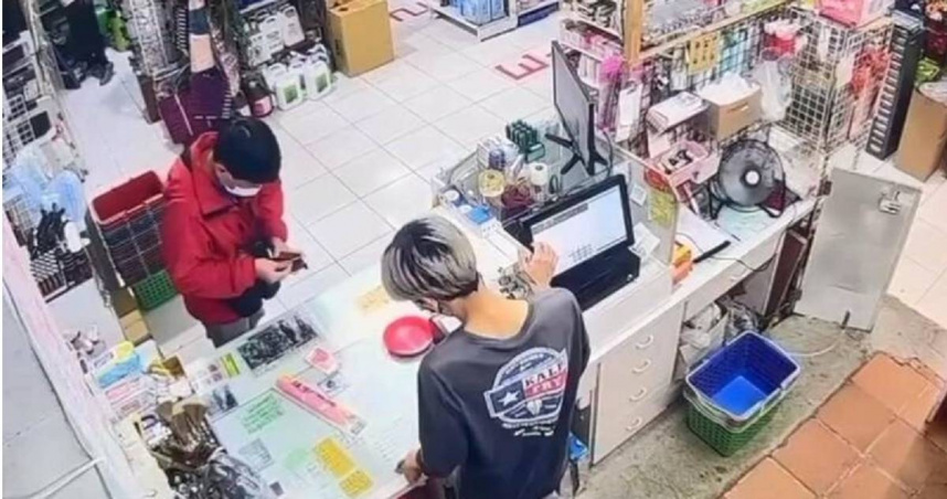 黃男多年來常因爭產而與兄長發生爭吵，他1日到附近的五金行買刀，並持刀刺死來勸架的侄子。（圖／翻攝畫面）