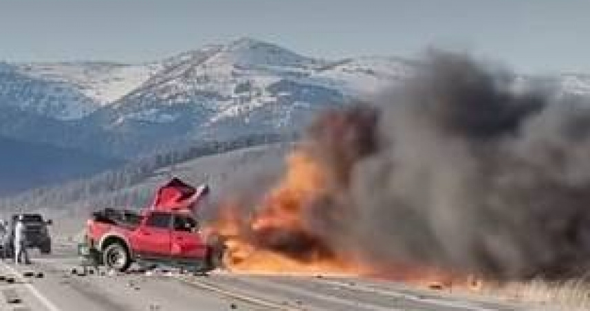 美國愛達荷州東部亨利湖（Henry's Lake）附近的20號美國公路，當地時間1日傍晚發生一起嚴重車禍。（圖／翻攝自「ABC7」YouTube）