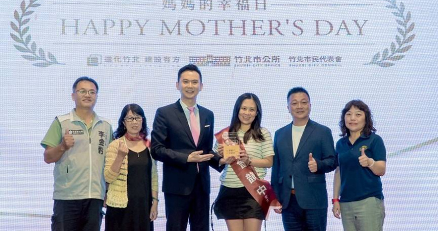 竹北市長鄭朝方（左3）近日表揚44位市內模範母親。（圖／翻攝自竹北市公所媒體群組）