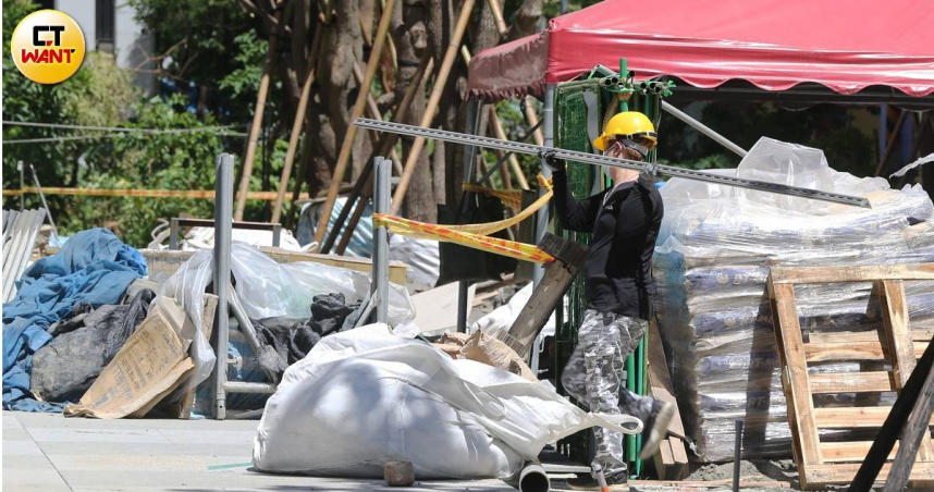 立法院三讀通過新增5天國定假日，行政院指出，應在保障勞工權益的同時，評估對企業生產力與就業穩定的影響。（資料照／趙世勳攝）