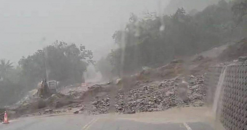 受午後雷陣雨影響，蘇花公路1164.5公里崇德路段發生土石流坍方，阻斷雙向交通。（圖／公路局提供）