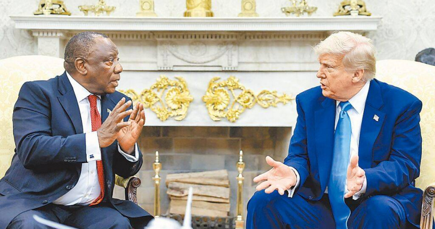 南非總統拉瑪佛沙（左）21日前往白宮與川普（右）見面，未料川普指控南非政府對南非白人實施種族滅絕，友善氣氛丕變，拉瑪佛沙數次辯駁南非沒有種族滅絕行徑。（圖／達志／路透社）