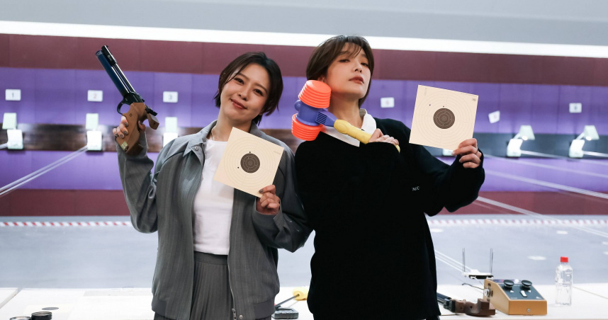 蔡淑臻（右）與劉品言節目中進行了一場空氣槍對決。（圖／鏡電視提供）