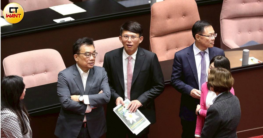 民眾黨主席黃國昌質疑高雄市政府針對除役電廠未經民眾知情便重啟發電，預告將率團赴興達電廠實地調查。（圖／黃耀徵攝）