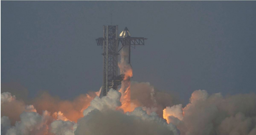 SpaceX第九次星艦試飛從德州發射，火箭升空後不久即發生高空解體。（圖／達志／美聯社）