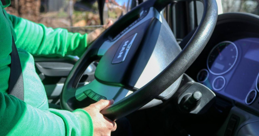 交通部遭冒名發布「高齡駕駛」體檢假民調。（示意圖／pixabay）