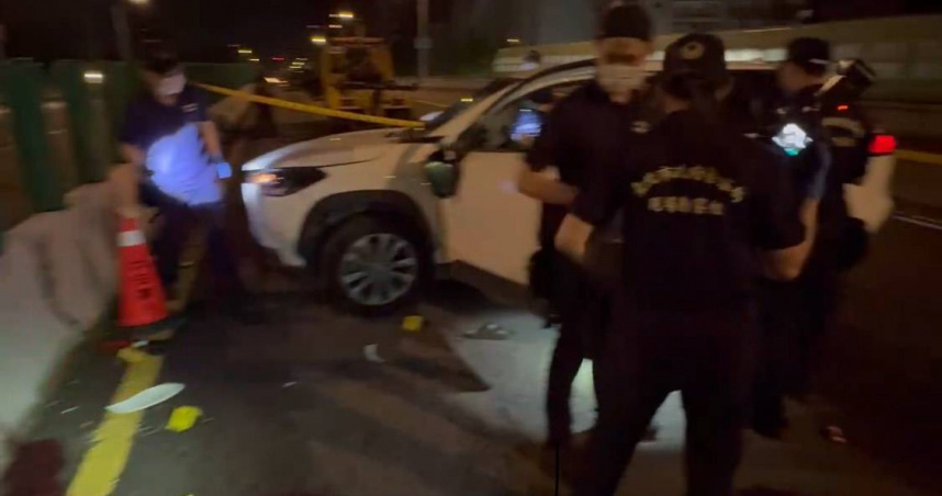 6日凌晨36歲的通緝犯蔡男拒絕臨檢，並衝撞臨檢站，導致2名員警受傷。（圖／翻攝畫面）