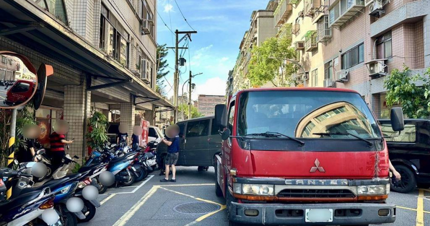 拖吊車駕駛疑因操作不當，擦撞路邊停放12輛機車。（圖／警方提供）