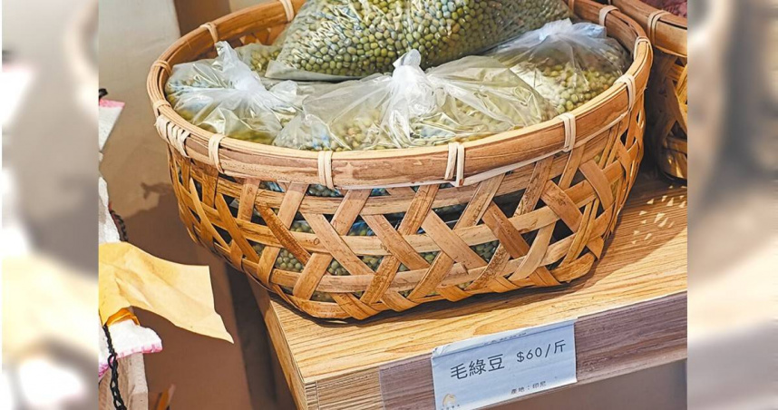 台北市衛生局派員至零售業者、超市、賣場等處抽驗30件穀豆類產品，17日公布檢驗結果，共有3件自印尼、緬甸進口的綠豆農藥殘留超標，已要求下架。（圖／台北市衛生局提供／中國時報徐佑昇台北傳真）