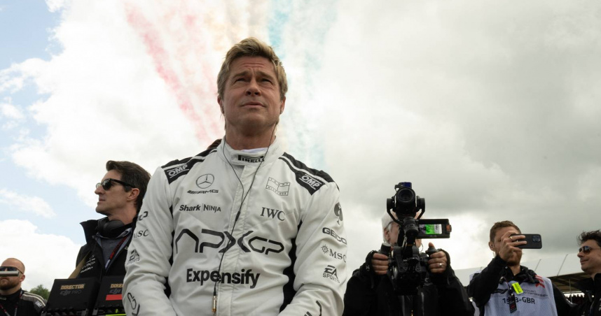 《F1電影》布萊德彼特不用替身，堅持親自上陣化身賽車手，體驗賽車場的急速奔馳。（圖／華納兄弟提供）