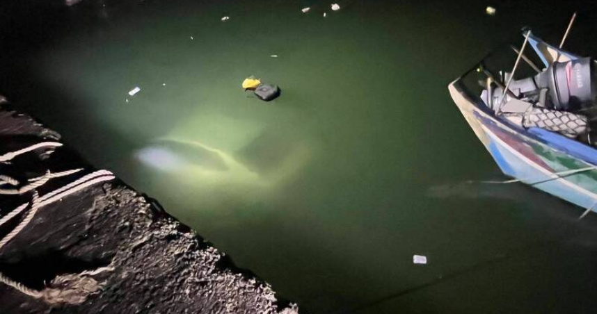 新北三芝後厝漁港發生車輛墜海意外，61歲駕駛送醫搶救不治。（圖／翻攝畫面）