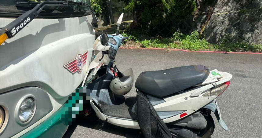 新北市五股區凌雲路三段19日早上8時，發生公車撞機車事故。（圖／蘆洲警分局提供）