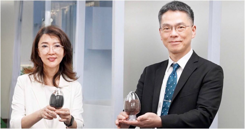 台塑新智能建構全台第1座鋰鐵電池回收示範線，圖為台塑新智能董事長王瑞瑜（左）與總經理劉慧啓。（圖／台塑新智能提供）