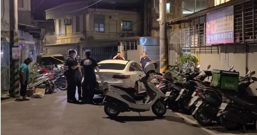 今晚7時許，中和分局警方在街上遭遇一輛白色賓士轎車駕駛疑似酒駕，欲上前攔檢時駕駛竟踩油門加速逃逸，沿途還撞倒路邊多輛機車。警方立刻尾隨追車並在追捕過程中開了11槍，最終將駕駛逮捕回派出所。（圖／CTWANT）