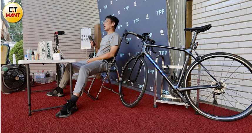 立院今日將處理普發現金案，民眾黨團總召黃國昌一早就到立院院會前排班輪值，等著搶進場（圖／方萬民攝）