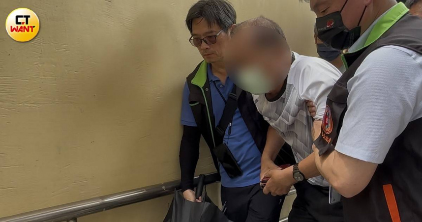 張姓姐妹7日上午遭謝男傷害,張父悲痛相驗,哭到全身癱軟,靠旁人攙扶才勉強站立。(圖/陳柔瑜攝)