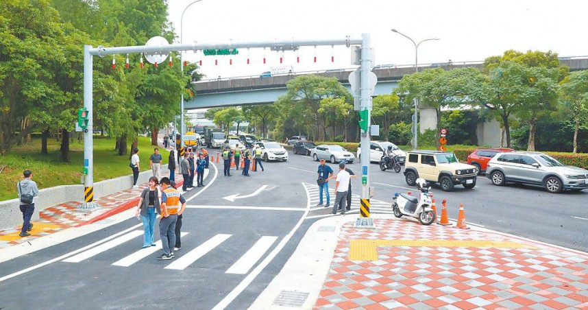 台北市堤頂交流道北上匝道動線改善工程8日舉行通車儀式，可大幅縮短400公尺行車距離，省下約5分鐘車程。（圖／中國時報陳君瑋攝）