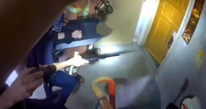 新莊逆子討錢不成對母親施暴，警破門救人當場將其逮捕。（圖/翻攝畫面）