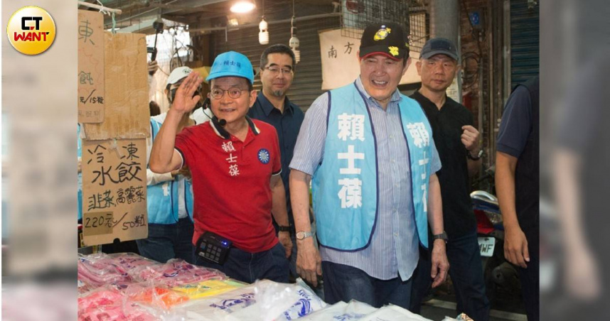 前總統馬英九（前排右）與國民黨立委賴士葆（前排左）同框景美市場掃街。（圖／黃威彬攝）