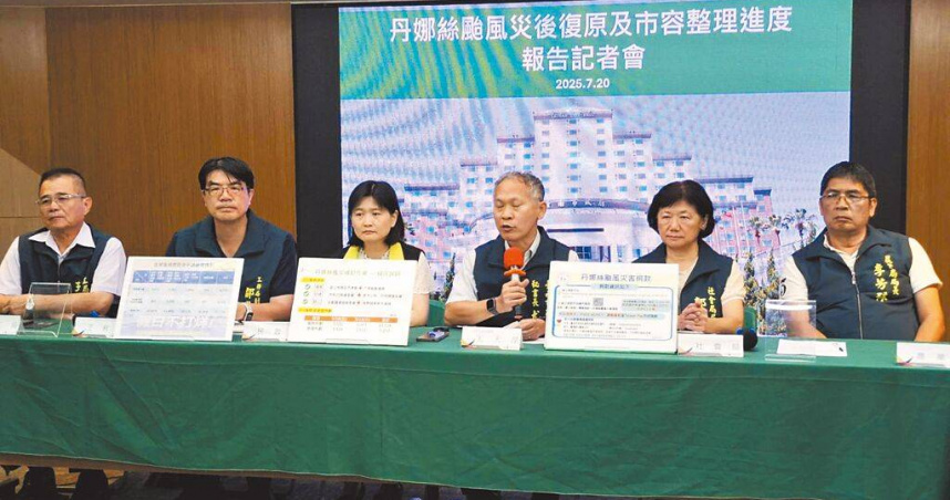 台南市政府祕書長尤天厚（右三）20日舉行救災說明會，針對散布網路不實謠言攻擊市府救災工作，將不排除採法律途徑。（圖／中國時報程炳璋攝）