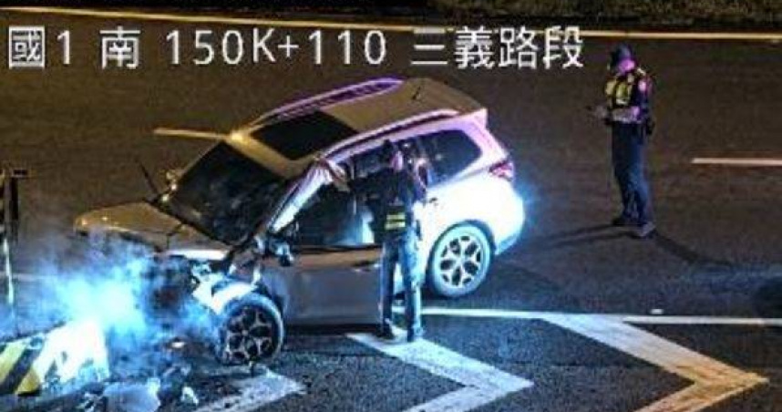三義交流道驚悚撞石墩57歲男駕駛送醫不治。（圖／翻攝畫面）