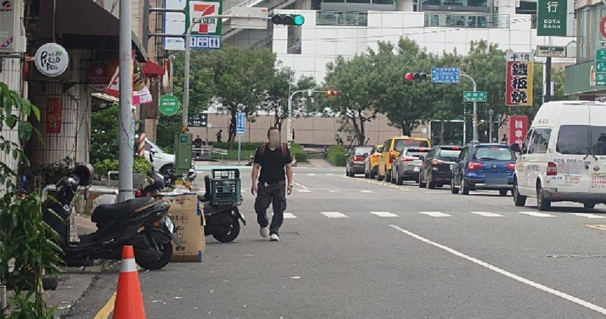 高鐵左營站前道路長年缺乏人行道，高雄市交通局將在重信路施作250公尺施作標線型人行道。（圖／中國時報任義宇攝）