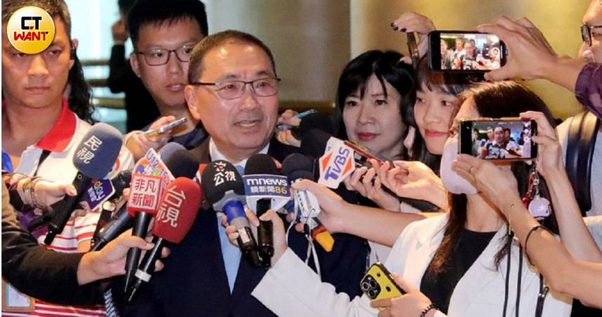 新北市長侯友宜（中）呼籲總統賴清德把「暫時性」關稅定義詳情講清楚。（圖／周志龍攝）