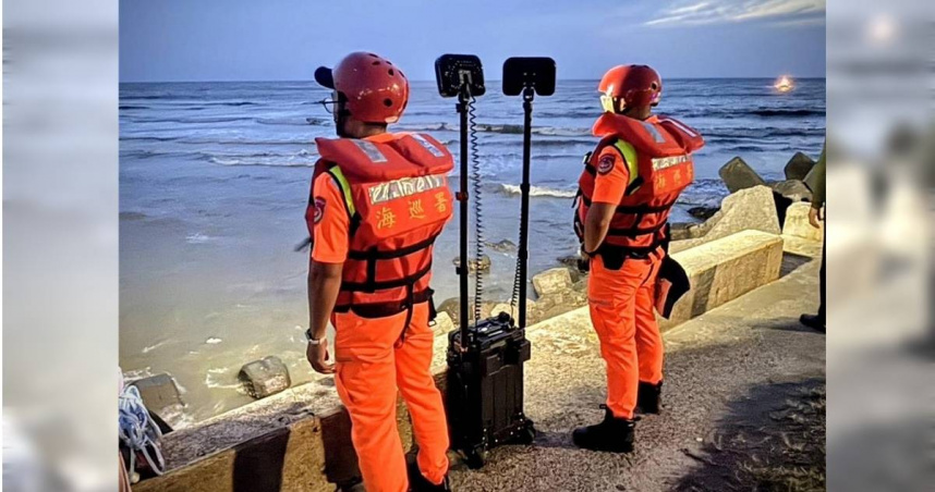2日傍晚5時許，桃園市竹圍海水浴場2名高中生落海，目前仍持續搜救中。（圖／翻攝照片）