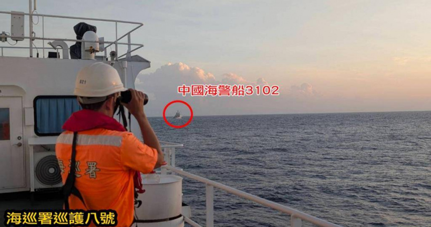 大陸海警「3102」突然關閉AIS，企圖掩蓋行蹤，海巡「巡護八號」於是併航監控，雙方最近距離一度接近至1浬。（圖／海巡署提供）