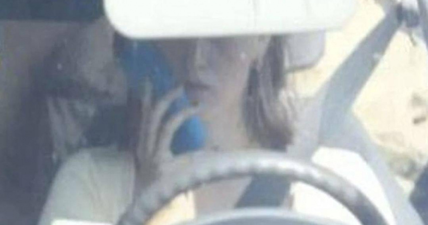 荷蘭女子弗洛切（Floortje）因術後冰敷袋被誤認為手機，遭1.56萬台幣罰單，決定提起上訴。（圖／取自X）