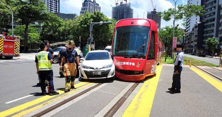 高雄自小客車違規左轉撞上輕軌列車。（圖／翻攝畫面）