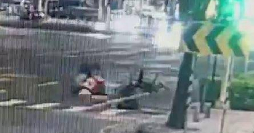 高雄前鎮區中山、新光路口發生嚴重車禍，19歲騎士撞倒斑馬線上等候的一對男女，造成1人頭部重創。（圖／翻攝畫面）