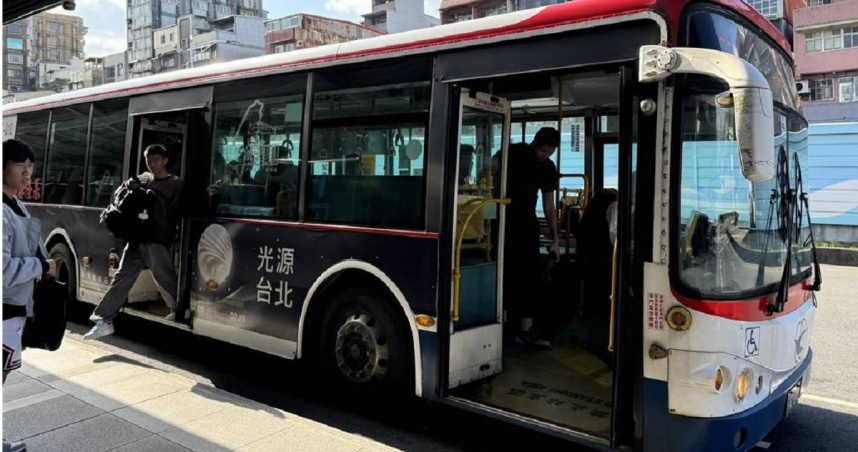 台北市客運因COVID-19疫情衝擊，導致許多司機離職。審計報告指出，北市客運駕駛從2020年的4267人至去年減少為3672人，減少率近14％，建議應檢討改善。公運處回應，今年6月統計北市駕駛為3707人已回升，將持續改善。（圖／中時記者徐佑昇攝）