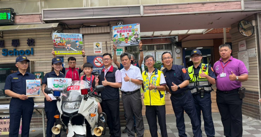 北市中小學1日迎接開學日，萬華分局為維護學童上、下學安全，特別針對轄內各國小周邊道路重要路口規劃交通疏導勤務。（圖／翻攝畫面）