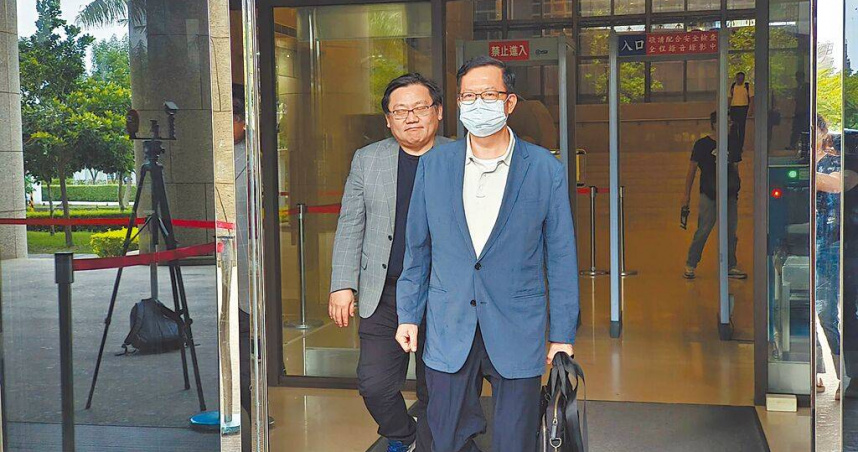 前桃園市長鄭文燦（右）涉貪500萬元，因承審法官廖奕淳今年3月生病請假，由審判長孫立婷代理。為補廖缺，院方4日重抽鄭案法官，由剛就任法官、前桃園地檢署書記官田時雨中籤。（圖／報系資料照）