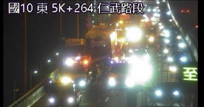 國道十號西行6公里處、仁武交流道7日晚間10時許發生車禍事故，現場為聯結車與遊覽車相撞，詳細車禍原因有待釐清。（圖／畫面翻攝國道即時影像監視器）