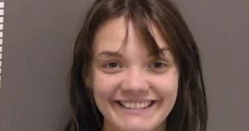 23歲女子蕾娜‧德奧利維拉涉嫌持斧攻擊熟睡男友，落網後拍攝大頭照竟咧嘴燦笑。（圖／Cass County Jail提供）