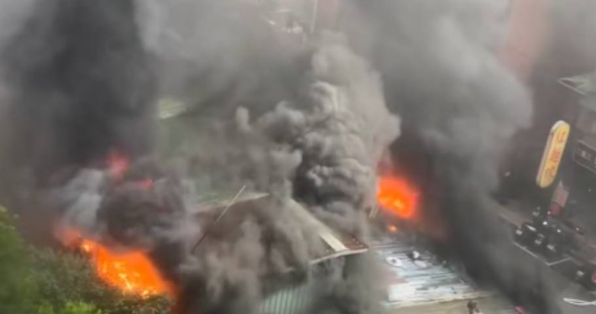 北市文山區木柵路三段一處民宅19日清晨突然竄出火苗。（圖／翻攝自臉書木柵社團）