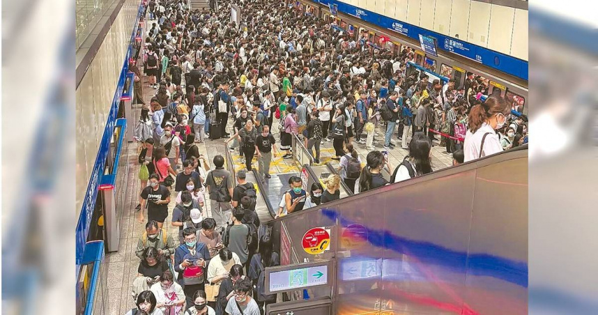 台北捷運板南線19日上午出現列車異常誤點現象，研判為民眾的物品遭車門夾住，經維修人員緊急上車處理，確認列車沒有異常後才讓列車恢復運行。（圖／網友lin__han__lin提供／中國時報丁上程台北傳真）