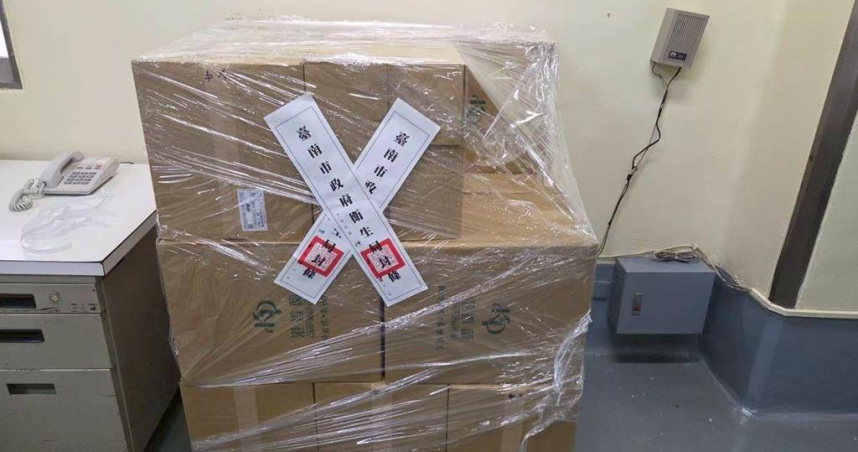 港香蘭晚間發聲明已全面停工回收、啟動GMP改善計畫，強調目前市售產品均經檢驗合格，品質無虞，民眾可安心使用。圖為封存的產品。（圖／衛生局提供）