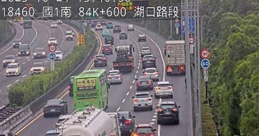 今日15時39分國1南向84.8公里發生小客車與貨櫃車追撞事故佔用外線車道，造成回堵6公里。（圖／高公局提供）