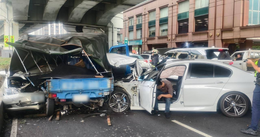 新莊新北大道發生連環撞，肇事駕駛為通緝犯還持毒。（圖／翻攝畫面）