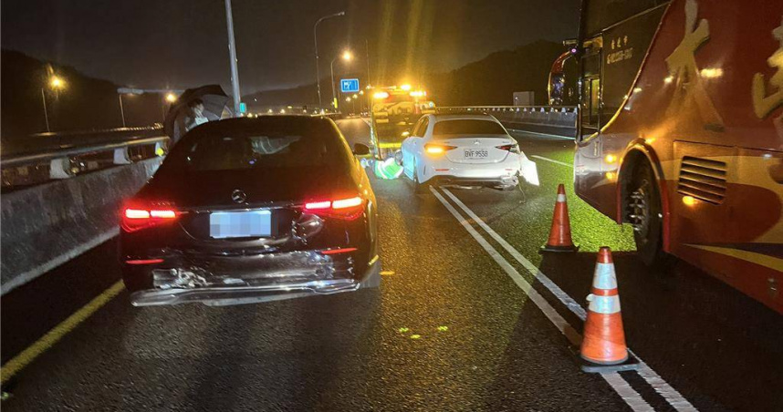 五楊高架連環撞前車追撞後車急閃再撞。（圖 ／翻攝畫面）