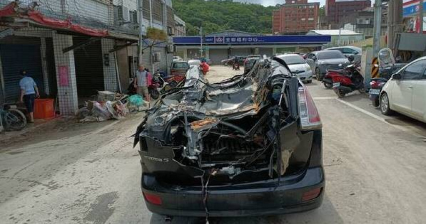國軍兩棲車救災疑「輾毀民車」現場慘成廢鐵。（圖 ／翻攝畫面）