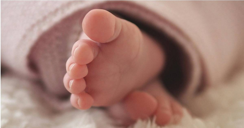 台中1名22歲夏姓女子與莊姓男友發生爭吵後，竟在情緒失控中將剛出生的兒子從11樓推落，導致男嬰墜地身亡。（示意圖／翻攝自pexels）