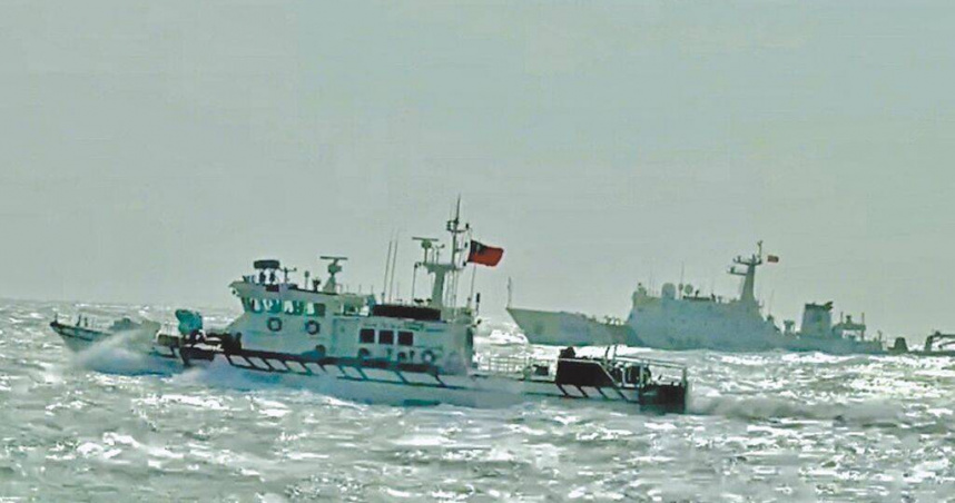 4艘大陸海警船28日「兩兩一組」分別自金門料羅東方及烈嶼西南方航入我國水域；海巡署派出預先部署的4艘巡防艇併行監控。（圖／翻攝畫面）