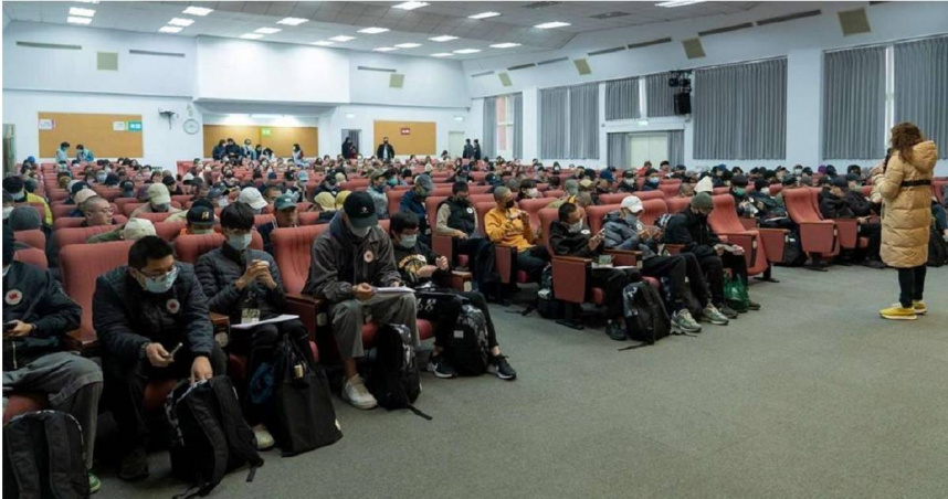 新竹市政府提醒，96年次（含以前）出生的男性，自明年1月1日起因具備役男身分，未完成兵役義務前，如有出國規畫，皆須事先完成出境核准，才能順利通關。圖為新竹市役男入營前座談會。（圖／新竹市政府提供）