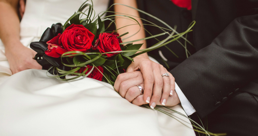 一名男子與女友談結婚，對方家長提出小聘26萬元、大聘66萬元，讓他無法接受（示意圖／unsplash）