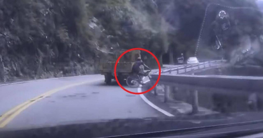 黃色貨車彎道一擦外籍單車客太魯閣摔車送醫。（圖 ／翻攝畫面）