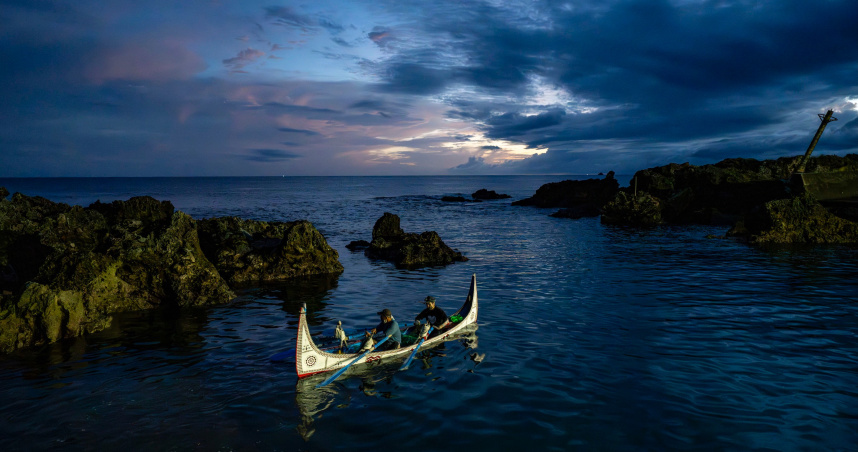 《大海浮夢》首度完整呈現夏曼・藍波安與兒子最親密的家庭視角。（圖／目宿媒體提供）